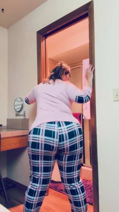 You would love to get on your knees and wrap your lips around my asshole to swallow all my gas, wouldn’t you? 😈