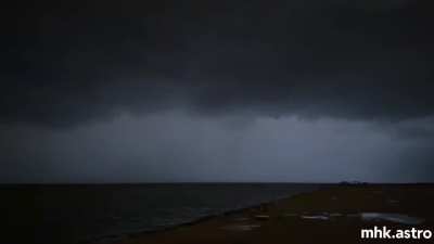Shelf cloud entering northern Bahrain with continuous lightning