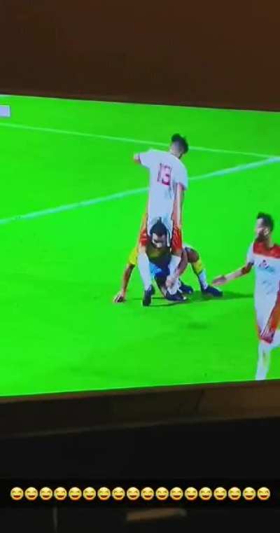 Hey look ref! he's trying to injure me