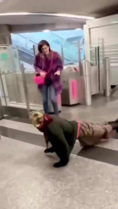 How to jumpscare innocent people..