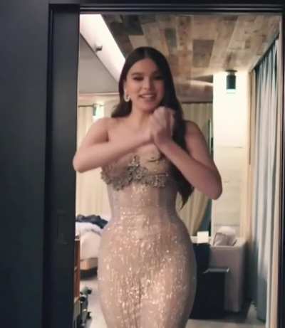 Hailee Steinfeld showing off her perfect hourglass figure.