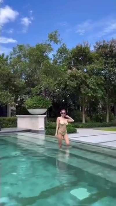 Busty bikini babe