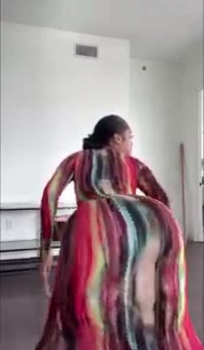 Janiameshell shakes her ass in sundress 🌊