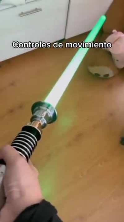 el sable laser de star wars de midna. (se le ve muy feliz con su espada laser)