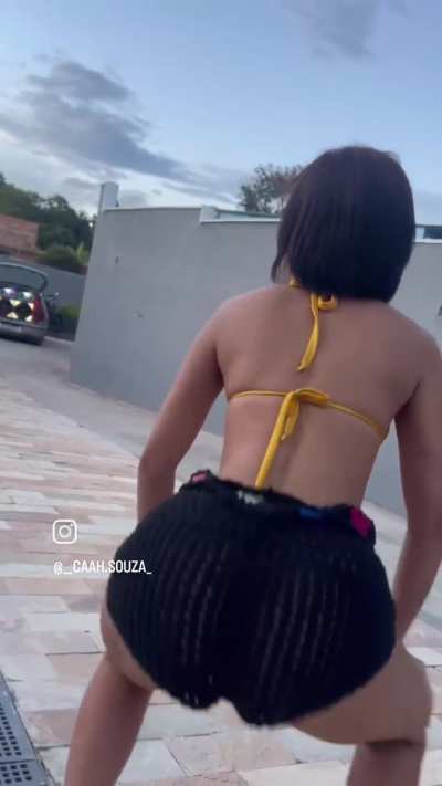 Magrinha moreninha rebolando