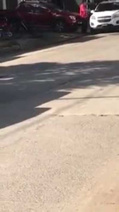 Dia de furia: Un conductor se harto de que estacionen y bloqueen su garaje, sucedió en Resistencia