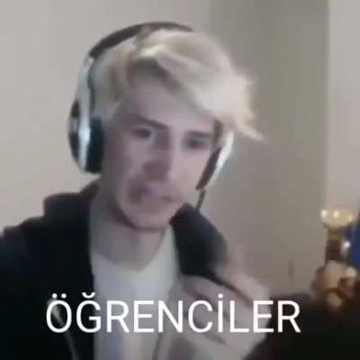 Müdür konuşmaya başlar