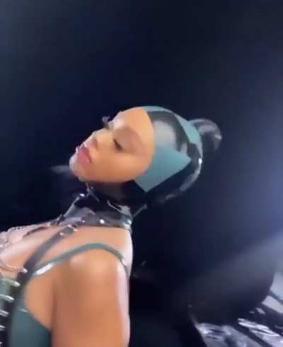 😋 that walk 🥵