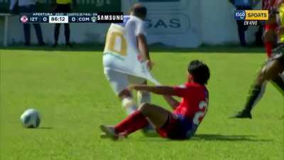 Ridiculous shirt-pull in the Guatemalan league