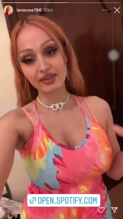 She’s so hot 😍