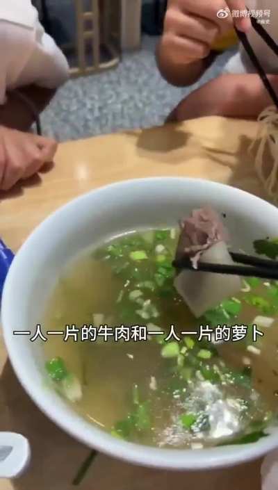 女子带三个<wbr>孩子，四个<wbr>人点一碗兰<wbr>州拉面，并<wbr>骄傲的称可<wbr>以免费续面<wbr>，这样教育<wbr>方式真的好<wbr>吗？