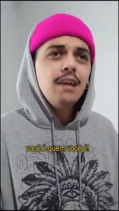 (Mano tu é........??.) Por cornografista.