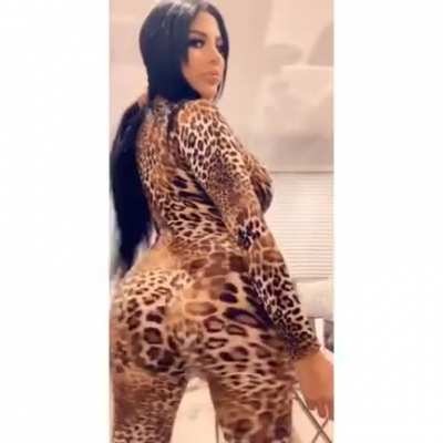 Leopard print twerk