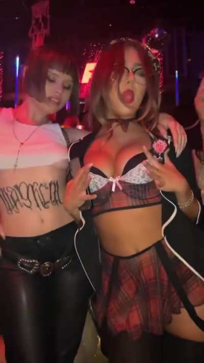 Scarlet Aviram and Lexee Smith