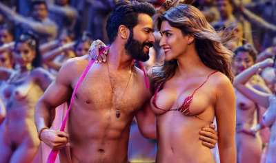 Imagine Kriti is getting stripped in Bhediya song #kriti #hot