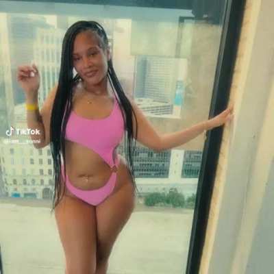 Y0nni in pink