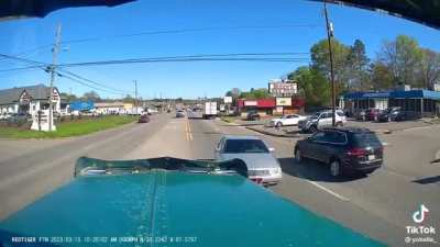 Barely missed head on collision with an 18 wheeler, props to this driver