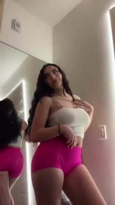 thick round ass babe....