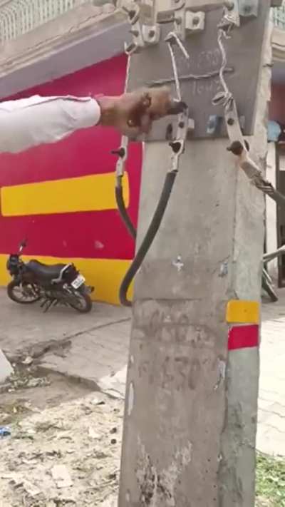 To change a coat hanger fuse