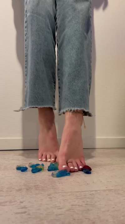 Who want to be crushed by my feet 😛