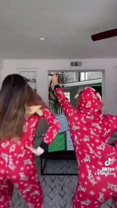 Imagine pounding there ass🤤🤤<wbr>🤤😍