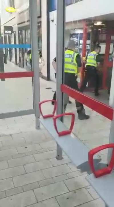 Knife wielder in Leeds (UK) chased by police