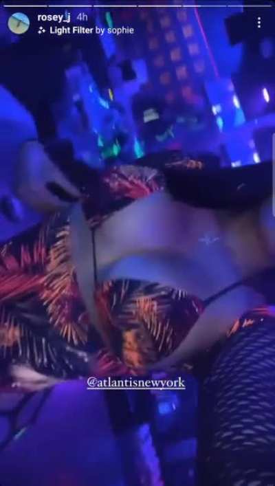 Roseyj 🍑🍑