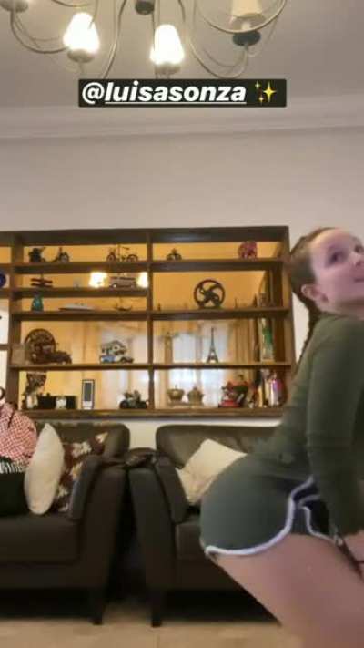 Larissa Manoela empinando a bunda #1
