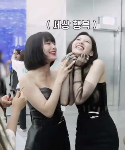 Jihyo got her melons squashed by Sana 🍈