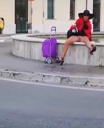 Public daily female intimate hygiene (?!?)