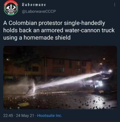 o cara defendeu um caminhão de agua com uma mão e um escudo feito em casa :O