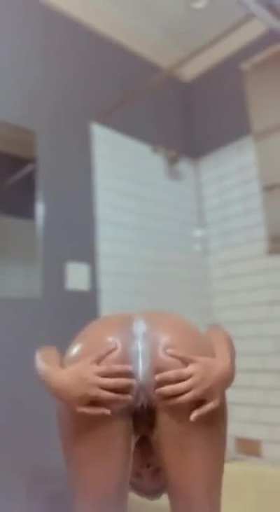 Soapy jiggly wet clap 👀💦