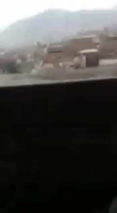 Estaba tan tranquilo durmiendo cuando una tormenta de rayos se llevo mi techito :(