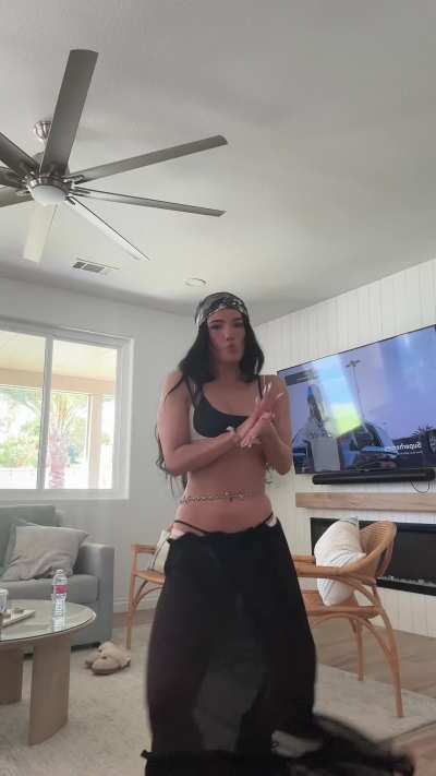 Holy fuck mommy Charli🤤