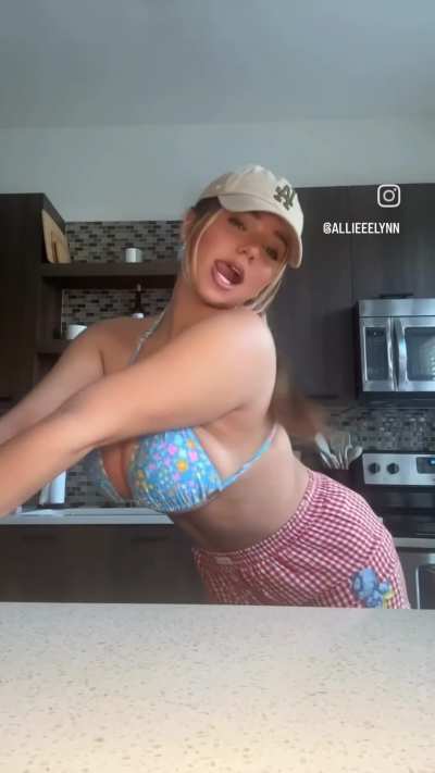 Allie (@allieeelynn)