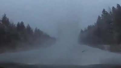 На Сахал<wbr>ине водит<wbr>ель запеч<wbr>атлел на видео<wbr>регис<wbr>трато<wbr>р фуру-<wbr>призр<wbr>ак