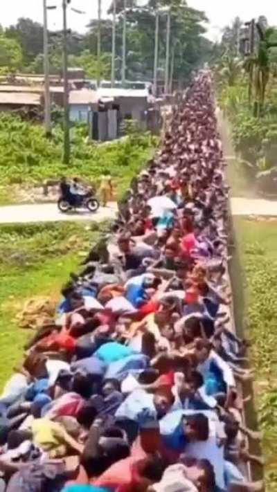 Um retorno para casa tranquilo nos feriados em Bangladesh....