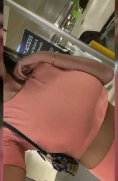 No bra 😳