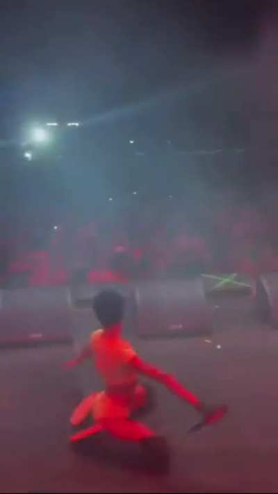 wish i was the stage with her😩