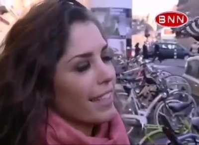 OUD GOUD Tongende prese<wbr>ntatr<wbr>ices: Hanna Verboom Yolanthe Cabau van Kasbergen Nicolette Kluiver Jennifer Hoffman (Met edit net gelukt naar Gif)
