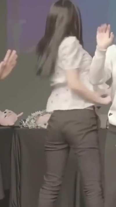 HIRAI MOMO