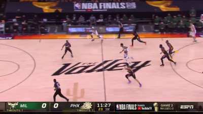 [Highlight] Giannis Space Jams it down in transition