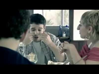 Me acabo de acordar que vi esta publicidad en la tele hace unos años cuando era pibito. La busqué inmediatamente y no puedo creer que la encontré
