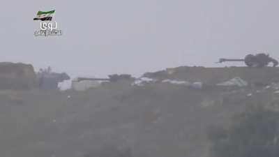 2013 10 24 Nawa, Daraa, rebel T 55 vs Shilka, hit FSA