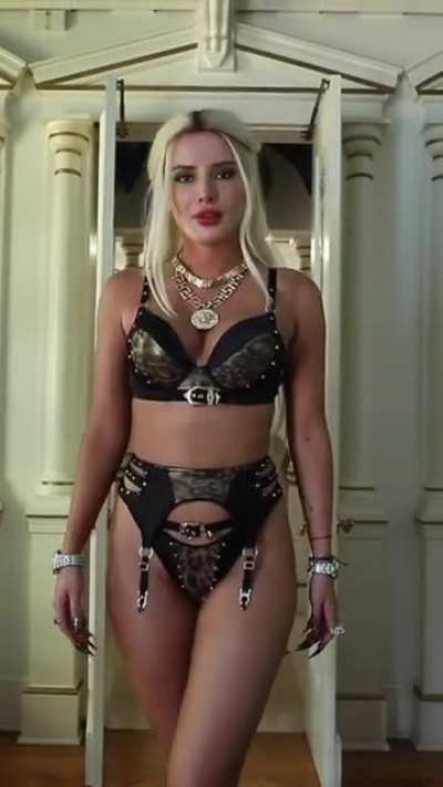 Bella Thorne showing off her body 🔥