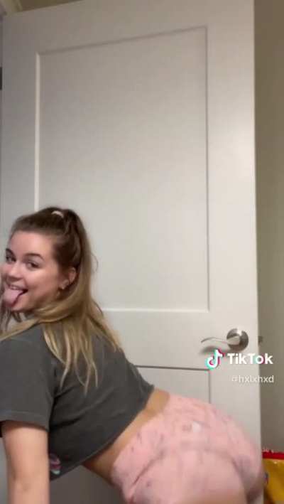 White girl twerk