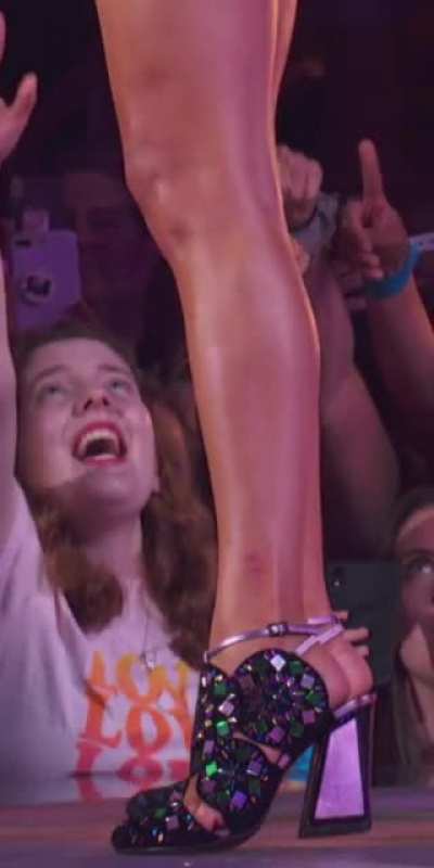 I want to lick her legs and have sex with them so bad. Taylor gave me a thigh fetish for her that only she can quench