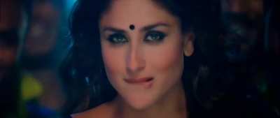 Would love to mutual shag seeing Kareena's sexy navel 