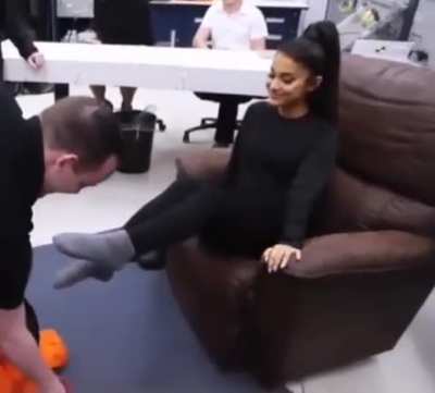 I want to worship Princess Ariana's feet so bad. I would love to submit to her.