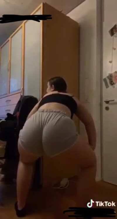 Sie twerkt dich so an danach holt sie dir mit ihren dicken Titten einen runte<wbr>r😍👅🍑